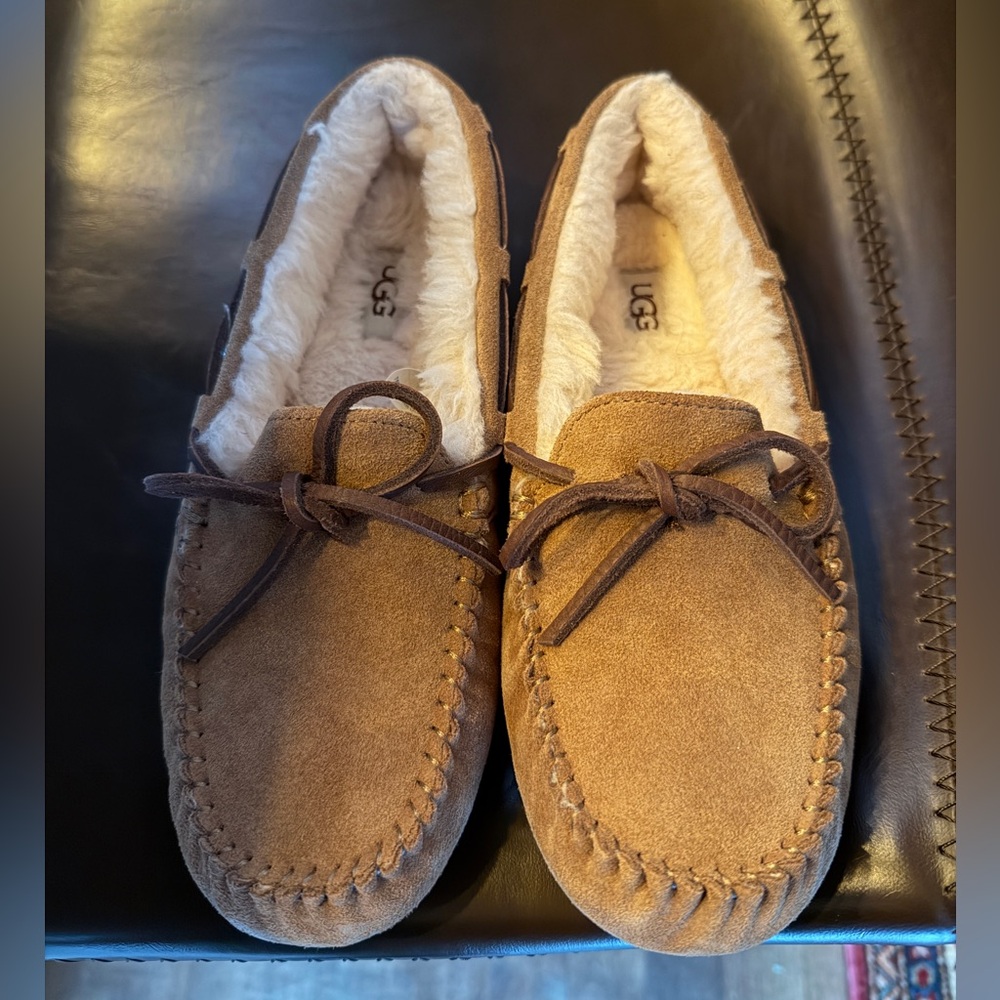 UGG Dakota moccasins size 7